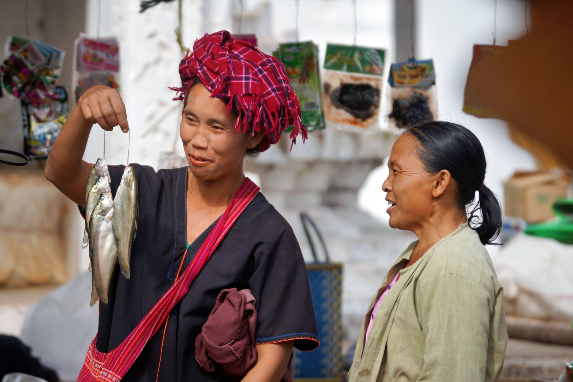 Pao-Frau verkauf auf dem Markt ihren Fisch
